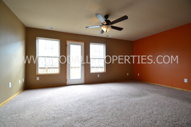 Building Photo - 2 Bedroom, 2 Bath Townhome in Pleasant Hill