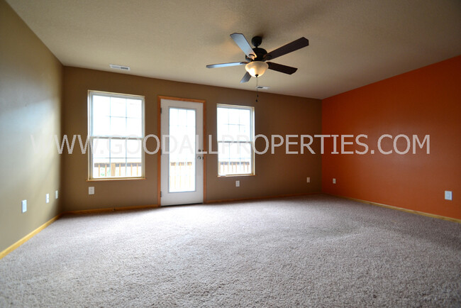 Foto del edificio - 2 Bedroom, 2 Bath Townhome in Pleasant Hill