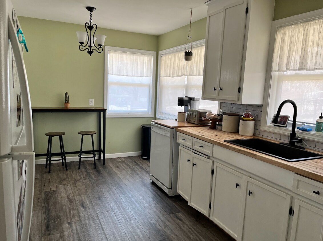 Foto principal - 3601 Douglas Dr N