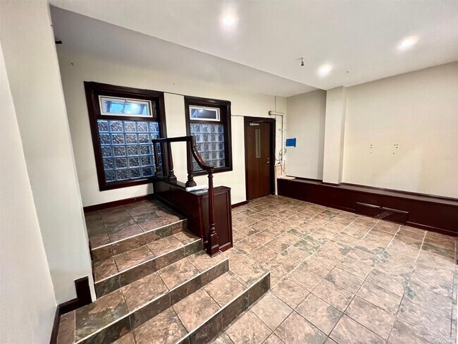 Foto del edificio - 38-33 Woodside Ave