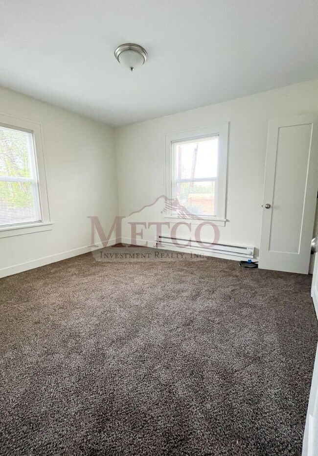 Building Photo - Updated 2 Bedroom home in Eugene