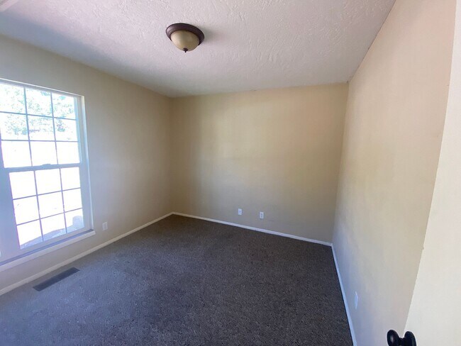 Building Photo - 1607 N Prairie Way