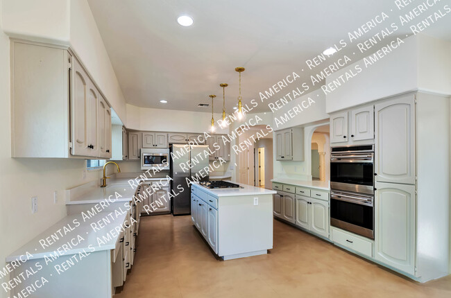Building Photo - Gorgeous Catalina Home!