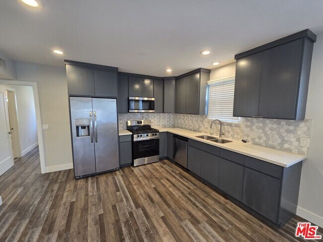 Foto del edificio - 1255 N Kingsley Dr