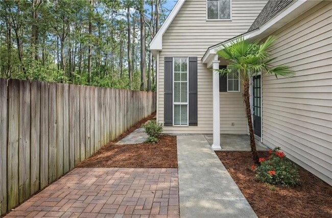 Building Photo - 626 Village Ln S