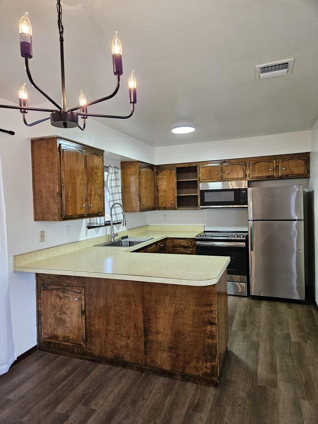 Building Photo - 405 7th St