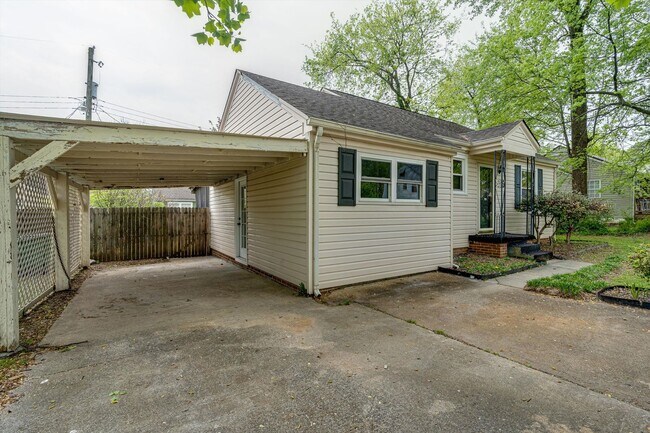 Building Photo - Amazing Three Bedroom Home For Rent!