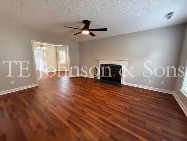 Foto del edificio - Spacious 3 Bedroom Home with Primary Suite on Main Level in Camden Forest