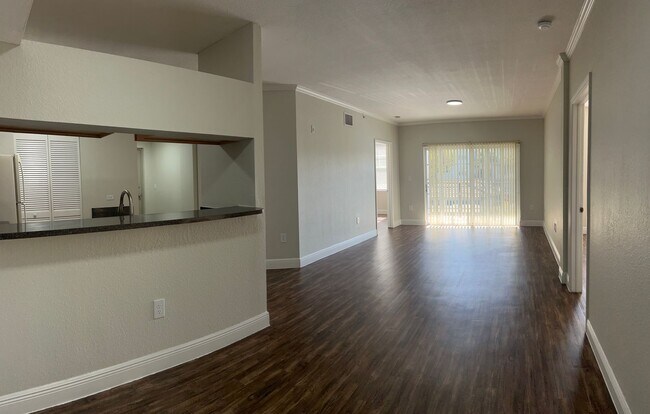 Foto del edificio - LARGEST 2 BEDROOM APT CORAL SPRINGS  Rustic Reclaimed Oak Wood Like Flooring