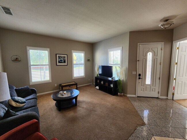 Building Photo - Beautiful Newman Home!