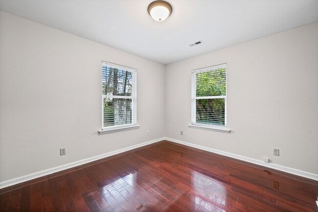 Building Photo - Minutes from Downtown Nashville!