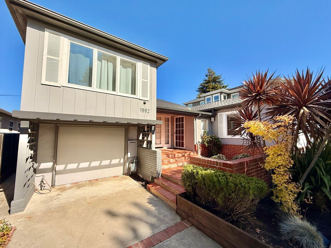 Primary Photo - Beautifully Renovated Single-Family Home i...