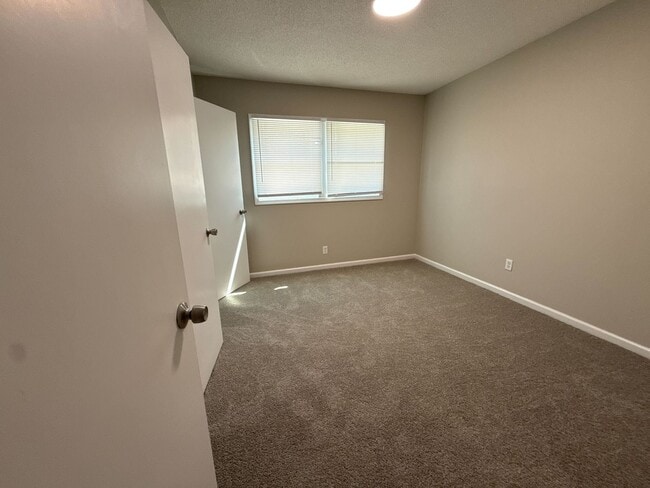 Building Photo - 605 E Central Ave