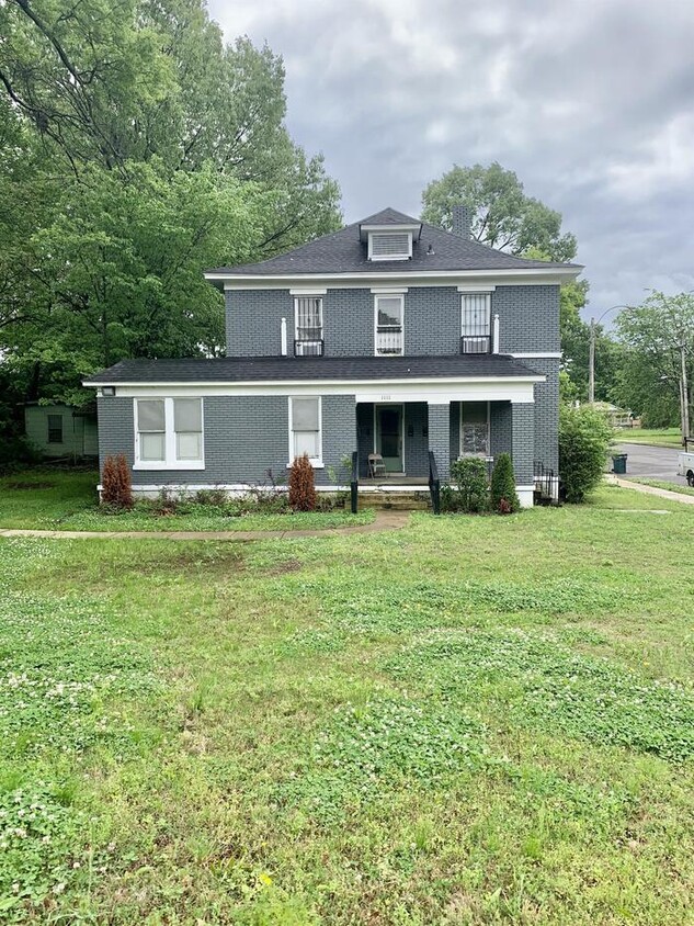 Primary Photo - Cozy 1 Bedroom 1 Bath Apartment Near Downtown