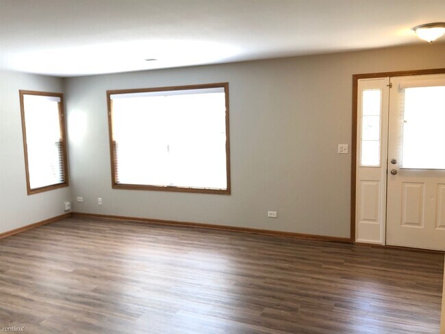 Building Photo - 2 br, 1.5 bath Townhome - 223 Mansfield Way