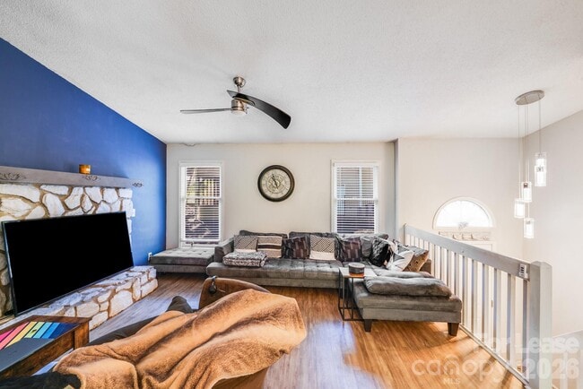 Building Photo - 2116 Bon Villa Way