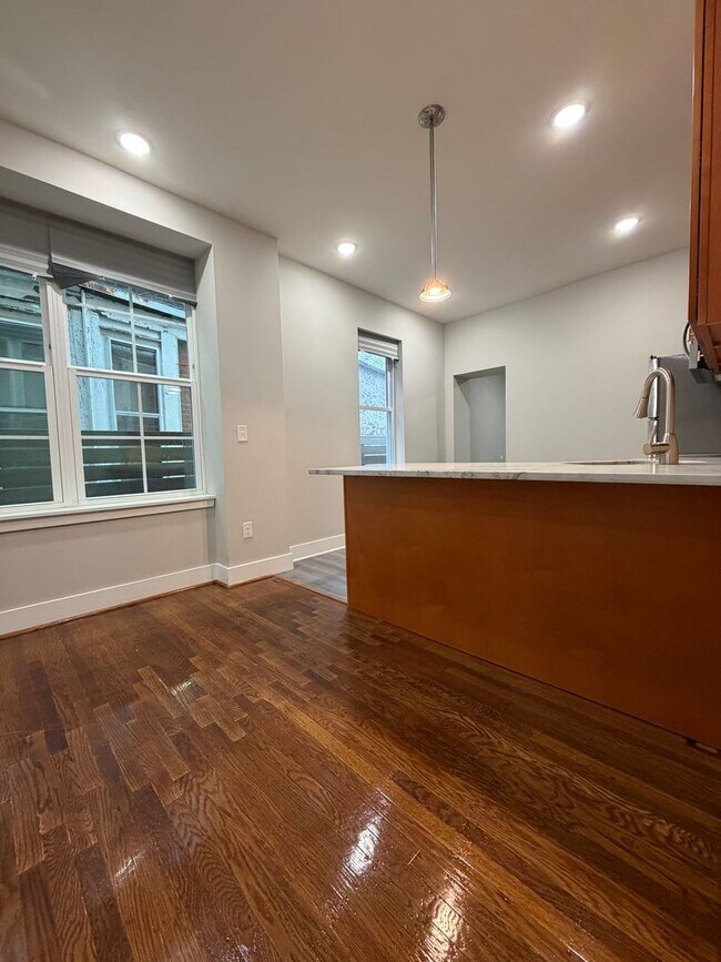 Foto del edificio - ??? NEWLY RENOVATED 3 BEDROOMS & 2.5 BATH HOUSE LOCATED IN HADDINGTON