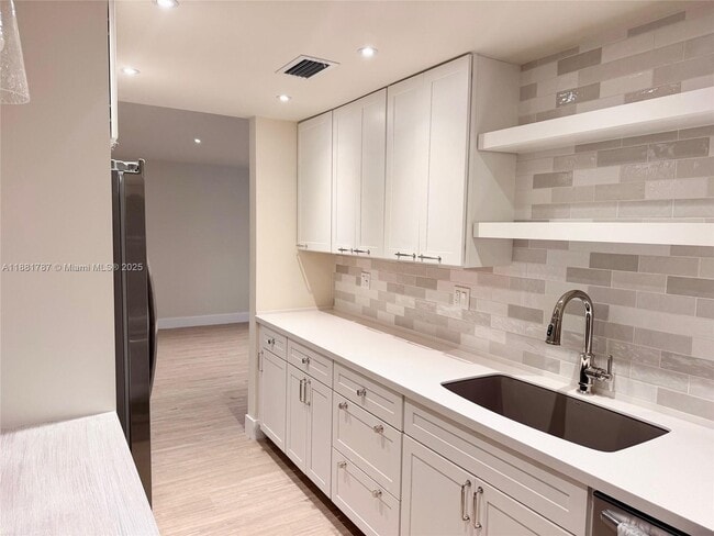 Building Photo - 90 Edgewater Dr