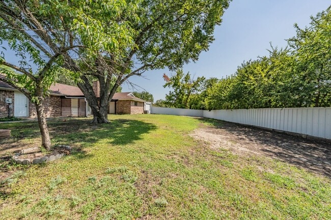 Building Photo - Welcome to this beautifully updated 4 bedr...
