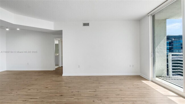 Foto del edificio - 18800 NE 29th Ave