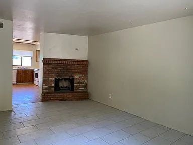 Foto del edificio - 2 Bed / 1.5 Bath Townhome | Fireplace | Private Yard | Walk-In Closets