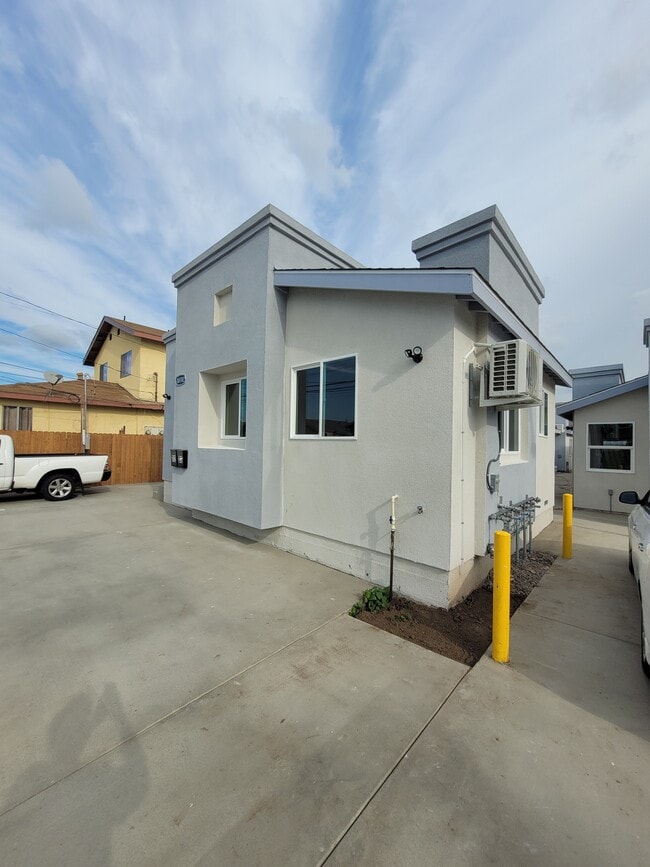 Building Photo - 10702 S Grevillea Ave