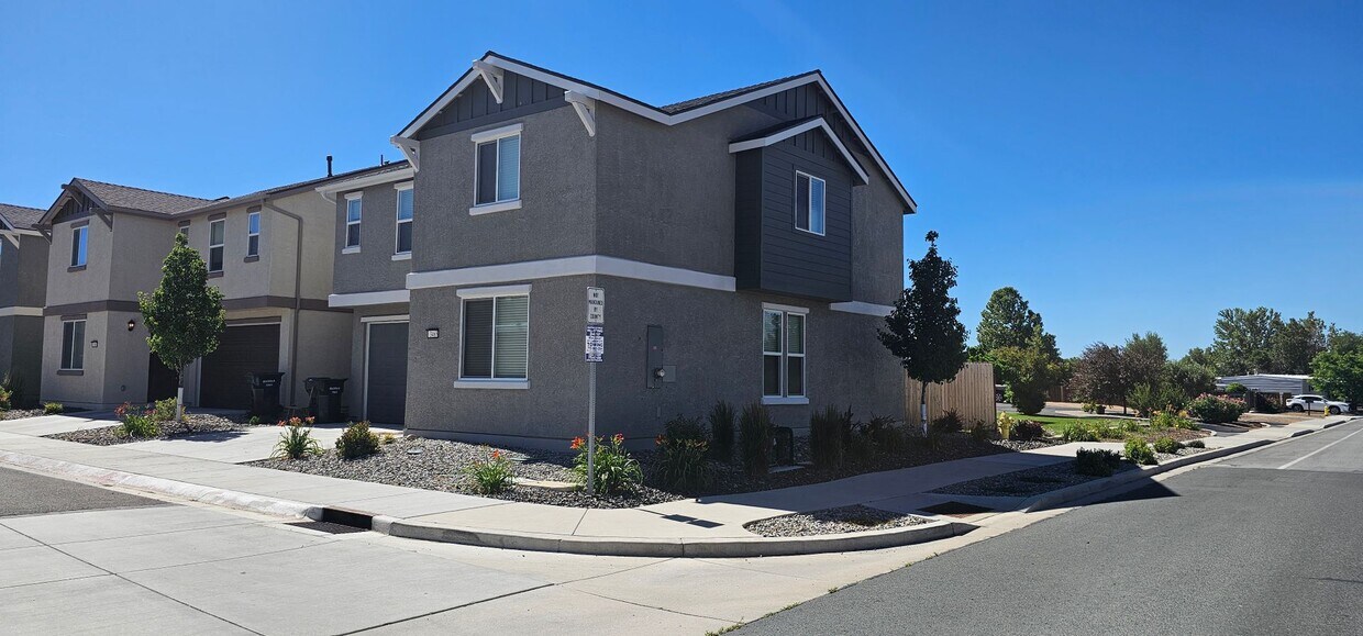 Foto principal - Beautiful Four Bedroom Home with Views!
