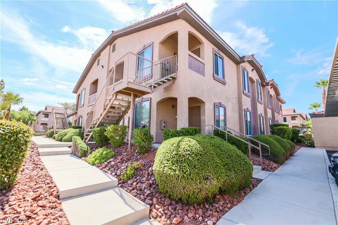 Primary Photo - 2305 W Horizon Ridge Pkwy