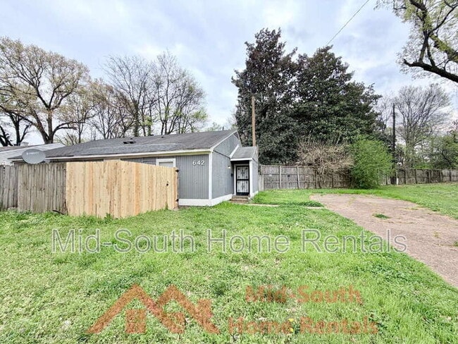Building Photo - 642 Safari Dr