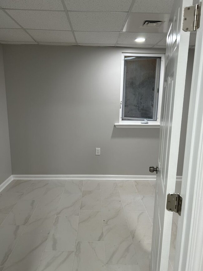 Building Photo - Home with Basement Apartment in Newnan, GA