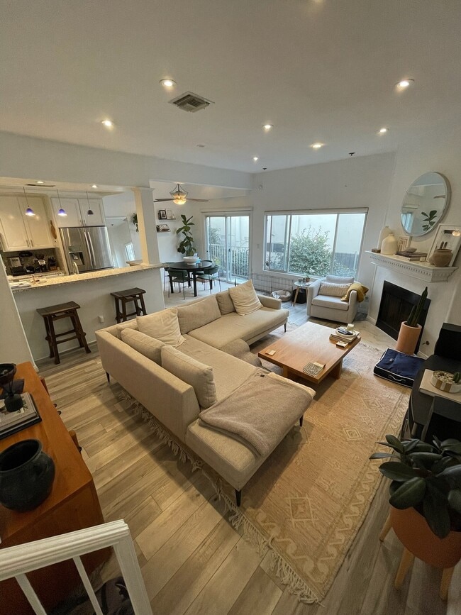 Open living and kitchen - 9808 Regent St