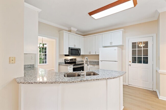 Foto del edificio - Spacious 4-Bed, 2.5-Bath Home on 1 Acre wi...