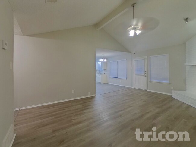 Foto del edificio - 521 Clover Dr