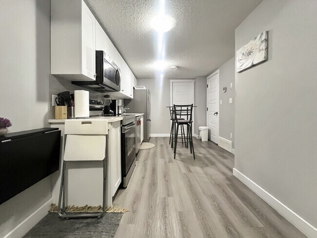 Photo du bâtiment - 7552 Creighton Pl SW