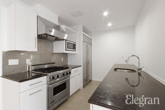 Building Photo - 446 W 38th St