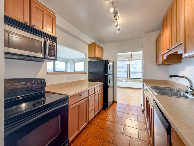 Building Photo - 4180 N Marine Dr
