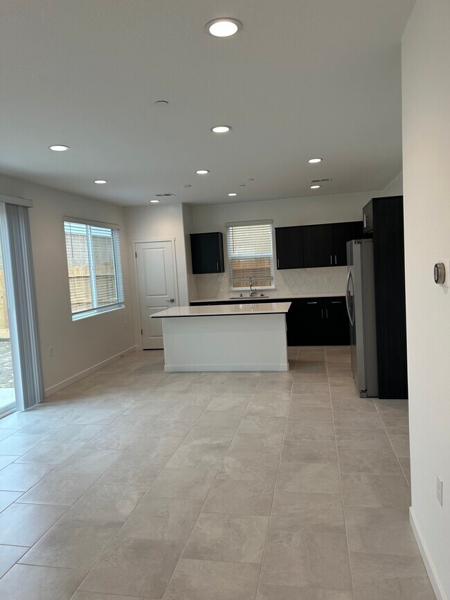 Building Photo - 11184 N La Brisa Dr