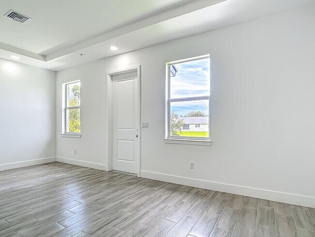Building Photo - 260 Rotonda Blvd W