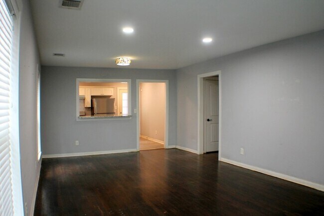 Foto del edificio - 8241 Glenview Dr