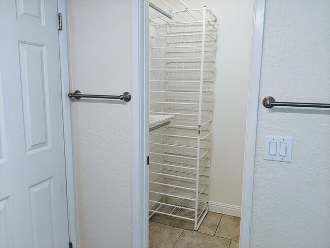 Walkin Closet Master - 10323 Caminito Aralia