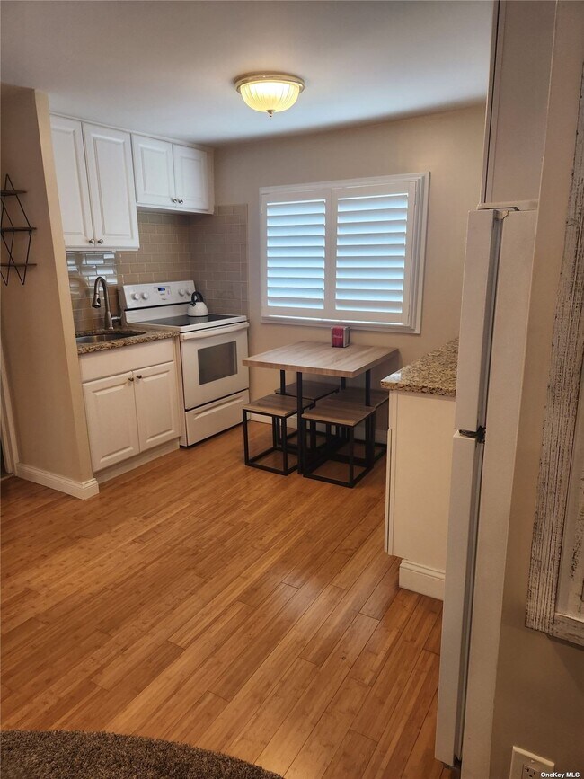 12 Bunnell Pl, West Babylon, NY 11704 Room for Rent in West Babylon