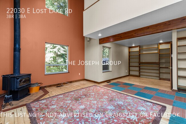 Building Photo - Charming and spacious 3 bed/2.5 bath in Sn...