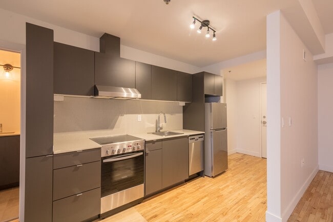 Building Photo - 4350 Av. de l'Hôtel-de-Ville