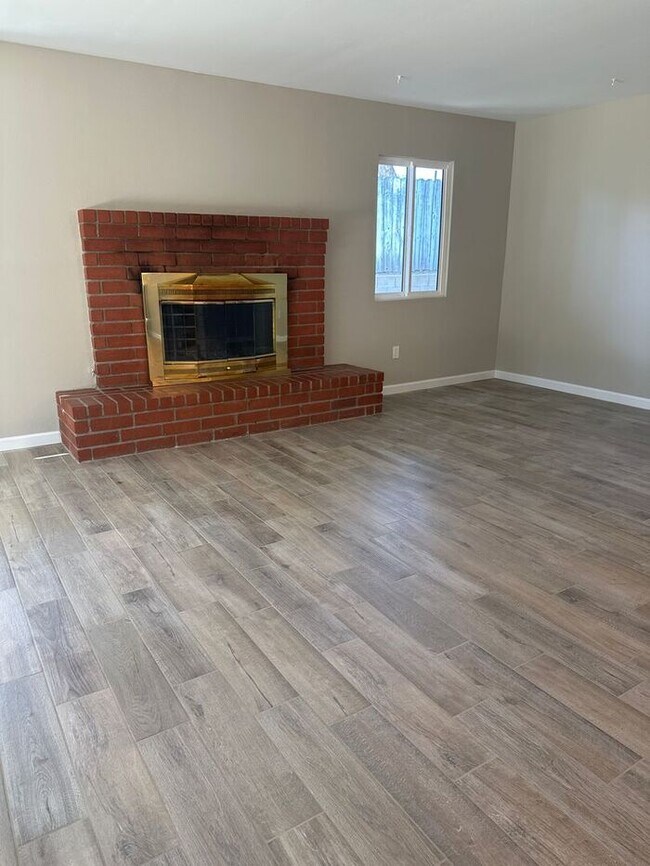 Building Photo - Prestigious Newhall Cul-de-Sac Home – Single Story 3 Bedroom + 2 Bath!