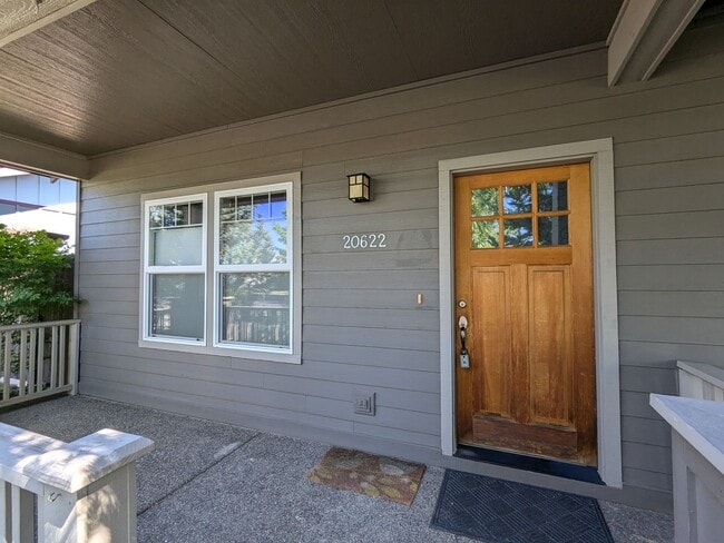 Building Photo - Gorgeous single-level 2x2 with an office\t...