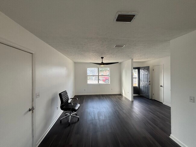 Foto del edificio - 906 N Church Ave