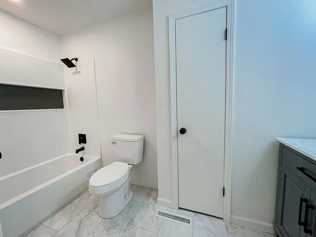 Building Photo - 323 Forrest Glen Rd