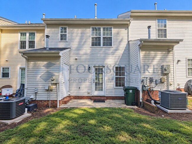 Foto del edificio - Inviting Townhome with En-Suite Secondary Bedroom, Back Patio & Community Pool – Raleigh Location