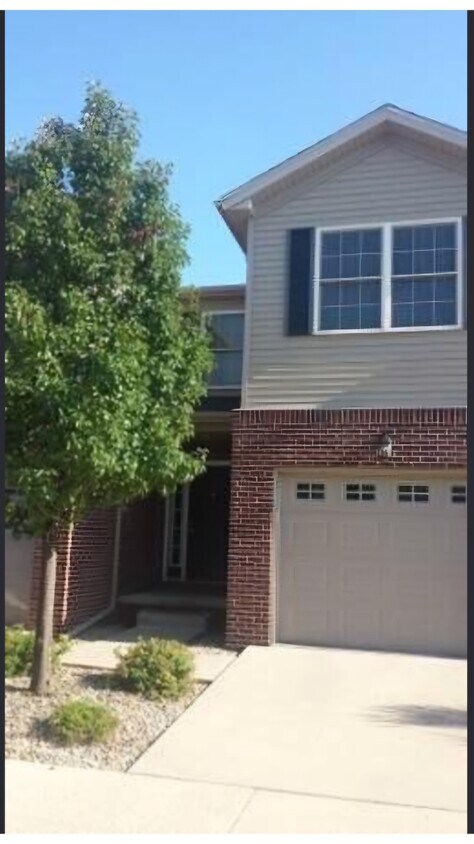 Front of the unit - 1110 Ekstam Dr