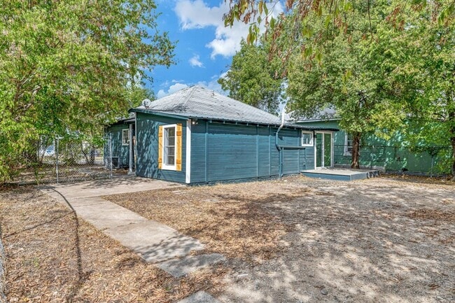 Building Photo - Spacious 4BD 2BA Home in Waco